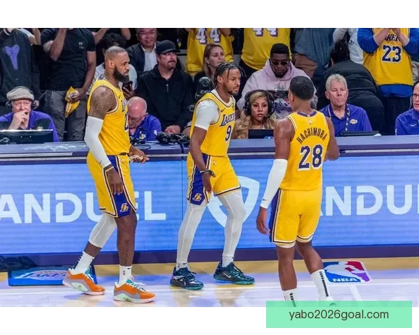 詹姆斯父子打高尔夫遭遇惊险 鳄鱼现身水中老詹勇敢捡球